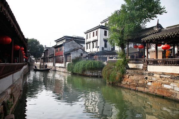 坎爷28岁娇妻改变穿衣风格,穿一身皮草宛如贵妇,比卡戴珊身材好